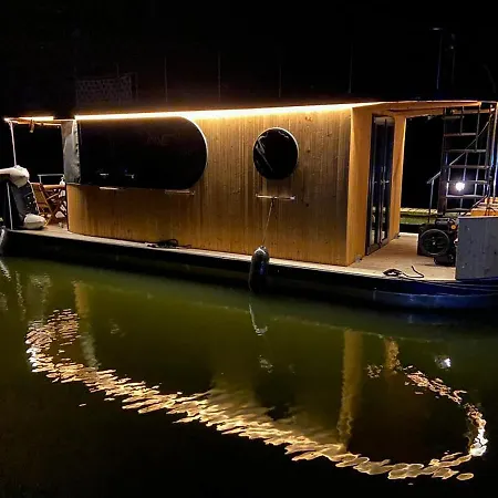 Hausboot Jawe Auf Der Kleinseenplatte * Wustrow (Mecklenburg-Strelitz)