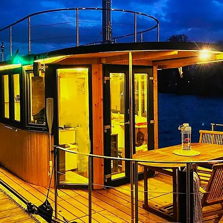 Hausboot Jawe Auf Der Kleinseenplatte بوتيل